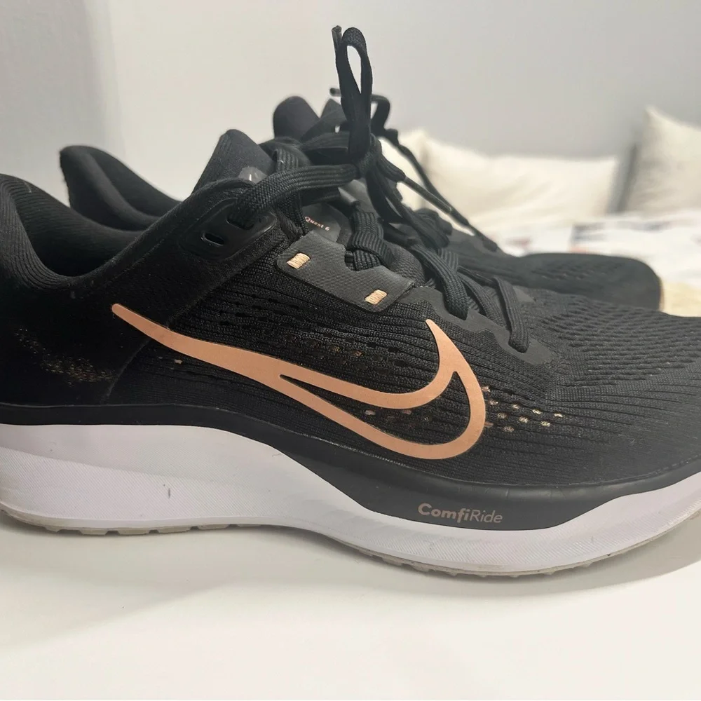 Nike ComfiRide Sneakers Black/Rose Gold Women’s Size 7 Running Shoes - Picture 2 of 3